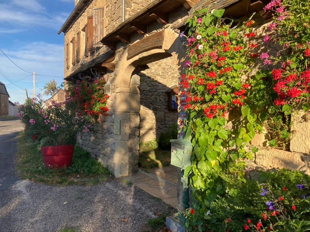 Bed and Breakfast Lo Soulenquo A Fonteilles Sur Le Gr 65 Golinhac Exterior foto